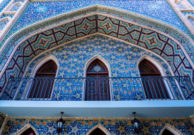 Tiblisi, Gürcistan-Haziran 06.2024::: Tiflis 'in Tiflis Eski Kasabası, Gürcistan' ın Bath Bölgesi 'ndeki sülfürik kaplıcalarda bulunan Orbeliani hamamının güzel cephesi