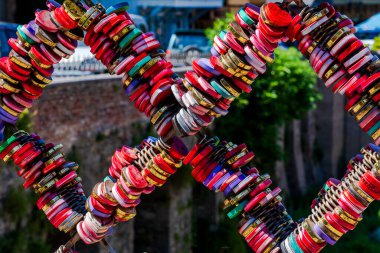 Tblisi, Gürcistan-Haziran 06.2024: Gürcistan 'ın Aşk Kilidi Köprüsü' nde birçok kilit var..