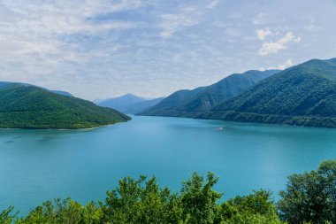 Gürcistan 'ın başkenti Tiflis yakınlarındaki Ananuri Gölü' ndeki Zhinvali Barajı manzarası.