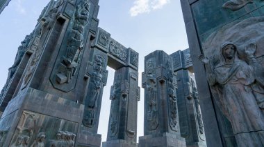 Tiflis, Gürcistan-Haziran 06.2024: Gürcistan Günlüğü, Tiflis Denizi yakınlarındaki Keeni Tepesi 'nde bulunan bir anıttır..