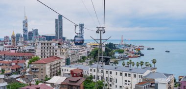 Batumi, Gürcistan - 13 Haziran 2024: Batumi 'de kablolu araba yolculuğu. Şehrin panoramik görüntüsüyle