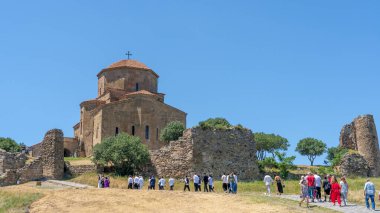 mtsketa, Gürcistan-Haziran 06.2024: Jvari Manastırı, Gürcistan 'ın Mtskheta kenti yakınlarında bir altıncı yüzyıl Gürcü Ortodoks manastırı..