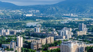 Tiflis, Gürcistan, 20 Ağustos 2024: Gürcistan 'ın anıtsal Chronicle' ından alınan panoramik görüntü.