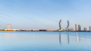 Lusail, Katar - Eylül, 10.2024: Arka planda kışın harikalar diyarı ve hilal kulesi olan yeni geliştirilmiş lusail şehri.