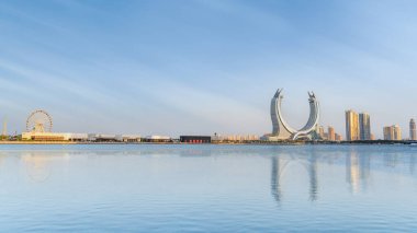 Lusail, Katar - Eylül, 10.2024: Arka planda kışın harikalar diyarı ve hilal kulesi olan yeni geliştirilmiş lusail şehri.