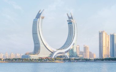 Lusail, Katar - Eylül, 10.2024: Arka planda kışın harikalar diyarı ve hilal kulesi olan yeni geliştirilmiş lusail şehri.