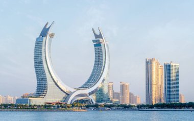 Lusail, Katar - Eylül, 10.2024: Arka planda kışın harikalar diyarı ve hilal kulesi olan yeni geliştirilmiş lusail şehri.