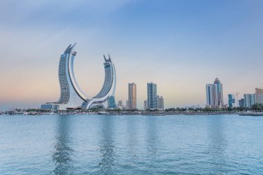 Lusail, Katar - Eylül, 10.2024: Arka planda kışın harikalar diyarı ve hilal kulesi olan yeni geliştirilmiş lusail şehri.