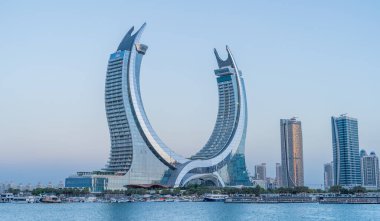 Lusail, Katar - Eylül, 10.2024: Arka planda kışın harikalar diyarı ve hilal kulesi olan yeni geliştirilmiş lusail şehri.