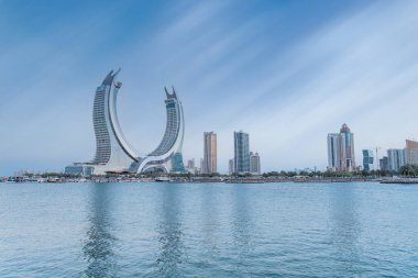 Lusail, Katar - Eylül, 10.2024: Arka planda kışın harikalar diyarı ve hilal kulesi olan yeni geliştirilmiş lusail şehri.