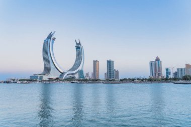 Lusail, Katar - Eylül, 10.2024: Arka planda kışın harikalar diyarı ve hilal kulesi olan yeni geliştirilmiş lusail şehri.