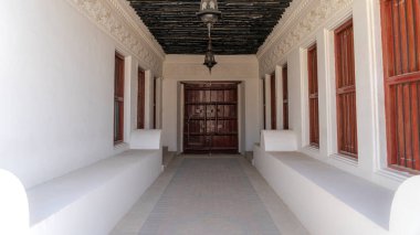 doha, katar - Haziran 06.2024: Ulusal Katar Müzesi 'nin geleneksel Katar evi dış görünüşü.