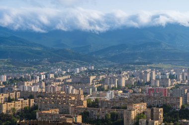 Gürcistan Günlükleri 'nden Tiflis şehrinin panoramik hava görüntüsü