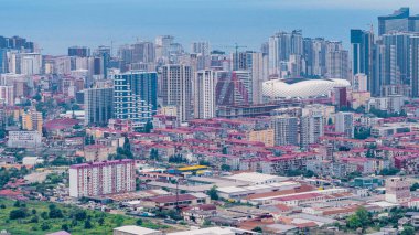 Batumi, Gürcistan, 15 Ağustos 2024: Şehrin çarpıcı silueti, modern mimarisi ve manzaralı Karadeniz kıyı şeridini vurgulayan geniş panoramik bir manzara. Görüntü, kentsel gelişim ve doğal güzelliğin canlı bir karışımını yakalıyor..