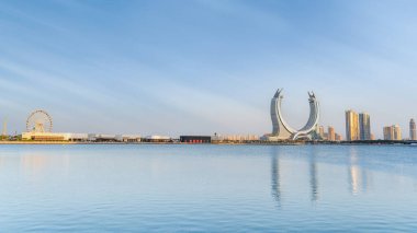 Lusail, Katar - Eylül, 10.2024: Arka planda kışın harikalar diyarı ve hilal kulesi olan yeni geliştirilmiş lusail şehri.