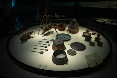 Doha, Katar 6 Ekim 2024: Katar Ulusal Kütüphanesi 'nde canlı bir etnik giysi ve geleneksel eşyalar sergileniyor. Sergide çeşitli kültür giysileri, tarihi tekstil ürünleri ve günlük nesneler sergilenerek zengin kesime bir bakış sunuluyor. 