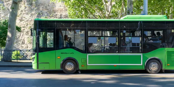 Tiflis, Gürcistan - 6 Haziran 2024: Tiflis 'teki otobüs servisi, kentin toplu taşıma ağında önemli bir rol oynamaktadır..