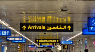Sharjah, Birleşik Arap Emirlikleri, 12 Ekim 2024: Sharjah Uluslararası Havalimanı 'ndaki göçmen ve göçmen bölgesi, gümrükten geçen yolcuların yer aldığı, havaalanının verimliliğinin ve hizmetlerinin gösterildiği.