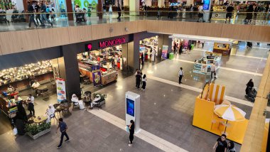 Doha, Katar, 12 Ekim 2024: Doha Festival Şehri 'ndeki Monoprix' in dış görünüşü, mağazayı parlak bir tabela ve müşteriler için hoş geldin atmosferiyle gösteriyor.