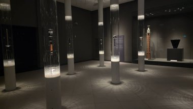 Doha, Katar, 12 Ekim 2024: Doha Spor Müzesi 'ndeki Olimpiyat meşalesi ışıkları bölgeyi sembolik bir atletik miras ve başarı gösterisiyle aydınlatıyor..