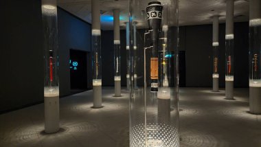 Doha, Katar, 12 Ekim 2024: Doha Spor Müzesi 'ndeki Olimpiyat meşalesi ışıkları bölgeyi sembolik bir atletik miras ve başarı gösterisiyle aydınlatıyor..