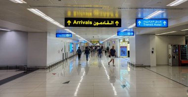 Sharjah, Birleşik Arap Emirlikleri, 12 Ekim 2024: Sharjah Uluslararası Havalimanı 'ndaki göçmen ve göçmen bölgesi, gümrükten geçen yolcuların yer aldığı, havaalanının verimliliğinin ve hizmetlerinin gösterildiği.