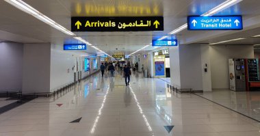 Sharjah, Birleşik Arap Emirlikleri, 12 Ekim 2024: Sharjah Uluslararası Havalimanı 'ndaki göçmen ve göçmen bölgesi, gümrükten geçen yolcuların yer aldığı, havaalanının verimliliğinin ve hizmetlerinin gösterildiği.