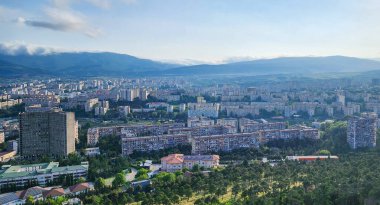 Tiflis, Gürcistan, 12 Ekim 2024: Tiflis Şehri 'nin çarpıcı panoramik manzarası, canlı mimarisini, tepelerini ve Kura Nehri' nin şehrin kalbinde kıvrımlarını sergiliyor..