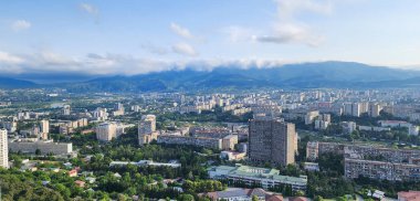 Tiflis, Gürcistan, 12 Ekim 2024: Tiflis Şehri 'nin çarpıcı panoramik manzarası, canlı mimarisini, tepelerini ve Kura Nehri' nin şehrin kalbinde kıvrımlarını sergiliyor..