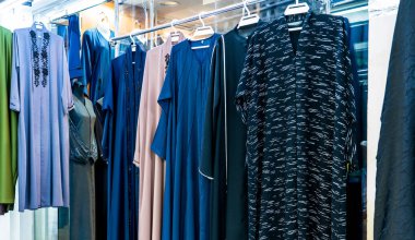 Doha, Katar, 18 Ekim 2024: Geleneksel Arap abayaları ve giysileri Souq Waqif 'teki bir kumaş mağazasında satılığa çıkarıldı..