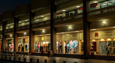 Doha, Katar, 18 Ekim 2024: Souq Falah 'ta tekstil ve baharatlardan yerel kültürü yansıtan çeşitli ürünler satan satıcıların yer aldığı hareketli bir geleneksel pazar.