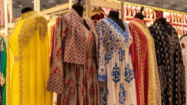 Doha, Katar, 18 Ekim 2024: Geleneksel Arap abayaları ve giysileri Souq Waqif 'teki bir kumaş mağazasında satılığa çıkarıldı..
