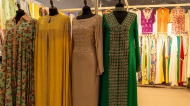 Doha, Katar, 18 Ekim 2024: Geleneksel Arap abayaları ve giysileri Souq Waqif 'teki bir kumaş mağazasında satılığa çıkarıldı..