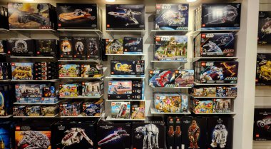 Dubai, Birleşik Arap Emirlikleri - Eylül 10.2024:: Lego mağazasında oyuncaklar sergileniyor.