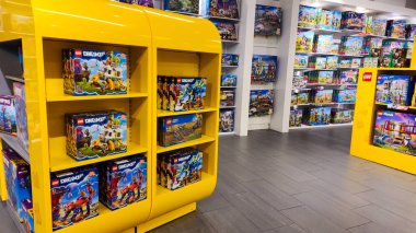 Dubai, Birleşik Arap Emirlikleri - Eylül 10.2024:: Lego mağazasında oyuncaklar sergileniyor.