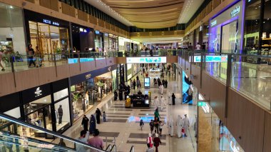 Doha, Katar - 23 Ocak 2024: yoğun doha festivali alışveriş merkezi