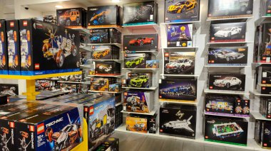 Dubai, Birleşik Arap Emirlikleri - Eylül 10.2024:: Lego mağazasında oyuncaklar sergileniyor.