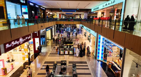 Doha, Katar - 23 Ocak 2024: yoğun doha festivali alışveriş merkezi