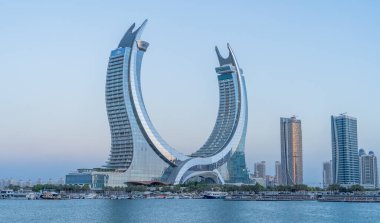 Lusail, Katar - Eylül, 10.2024: Arka planda kışın harikalar diyarı ve hilal kulesi olan yeni geliştirilmiş lusail şehri.