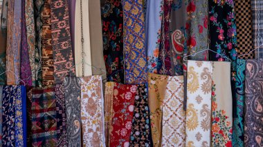 Tiflis, Gürcistan-Haziran 06.2024: Gürcistan 'da sokak satıcıları tarafından çeşitli halı ve şallar satıldı.