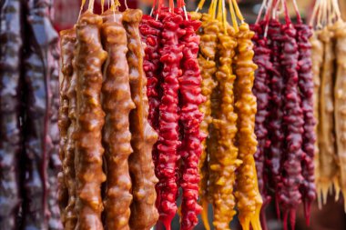 Tiflis, Gürcistan-Haziran 06.2024: Gürcistan genelinde sokak satıcıları tarafından çeşitli renkli kiliseler satıldı ve sergilendi.