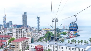 Batumi, Gürcistan - 13 Haziran 2024: Batumi 'de kablolu araba yolculuğu. Şehrin panoramik görüntüsüyle