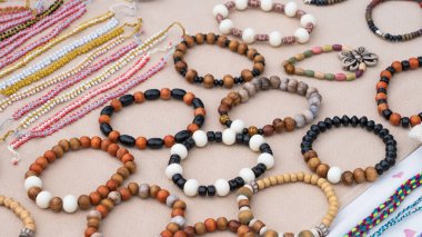 Tiflis, Gürcistan-Haziran 06.2024: Gürcistan genelinde sokak satıcıları tarafından satılan çeşitli el yapımı bilezik ve kolye.