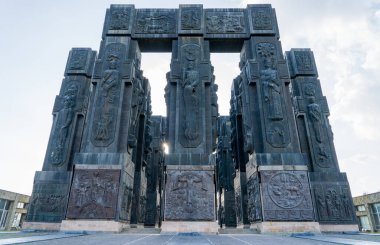 Tiflis, Gürcistan-Haziran 06.2024: Gürcistan Günlüğü, Tiflis Denizi yakınlarındaki Keeni Tepesi 'nde bulunan bir anıttır..