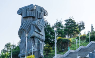 Tiflis, Gürcistan-Haziran 06.2024: Gürcistan Günlüğü, Tiflis Denizi yakınlarındaki Keeni Tepesi 'nde bulunan bir anıttır..