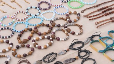 Tiflis, Gürcistan-Haziran 06.2024: Gürcistan genelinde sokak satıcıları tarafından satılan çeşitli el yapımı bilezik ve kolye.