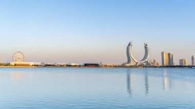 Lusail, Katar - Eylül, 10.2024: Arka planda kışın harikalar diyarı ve hilal kulesi olan yeni geliştirilmiş lusail şehri.