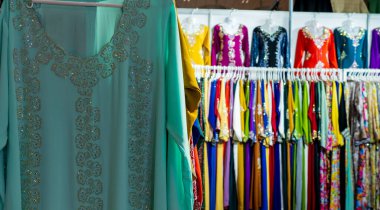 Doha, Katar, 18 Ekim 2024: Geleneksel Arap abayaları ve giysileri Souq Waqif 'teki bir kumaş mağazasında satılığa çıkarıldı..