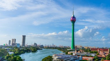 Colombo, Sri Lanka-Ocak 18, 2025: Kolombo 'da çarpıcı bir mimari yapı olan ikonik Lotus Kulesi, Sri Lanka' da modernliği ve yeniliği simgeleyen şehir manzarasına karşı dimdik ayakta duruyor..