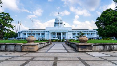 Colombo, Sri Lanka - 20 Ocak 2025: İkonik Colombo Belediye Binası, kentin zengin tarihi ve mimari mirasını gözler önüne sererek kentin telaş ve telaşıyla çevrili olarak ayakta duruyor..